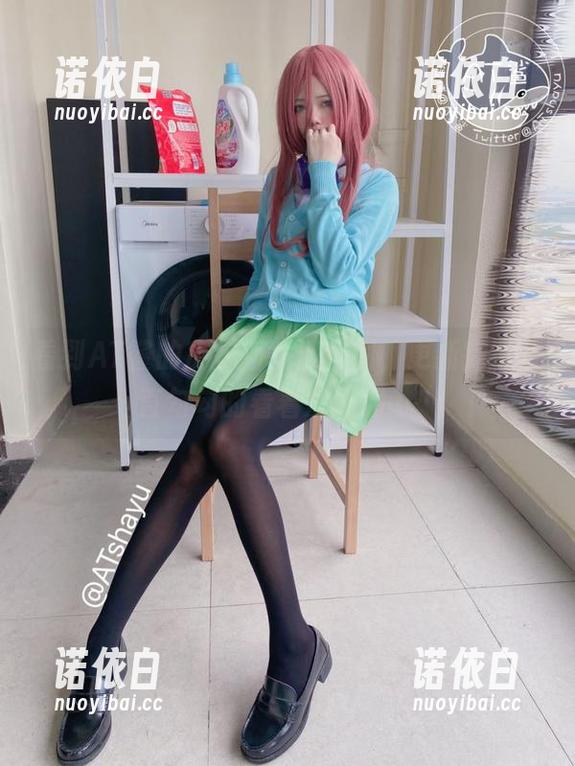 看到AT鲨的皮衣新一波套图，更新完毕便直勾勾的看着没刷够……