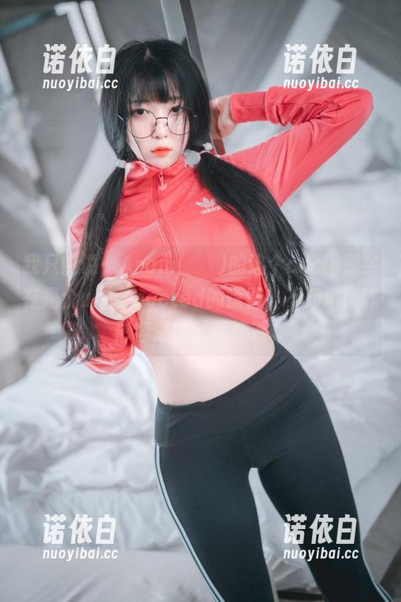 我只能说，Aram(아람)的这个cos图册实在是个unexpected的惊喜，不知道该咋形容总之就是特别。