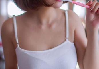 GIRLT果团网 - 画面上没有圣光，但莫雅淇的美腿显示了另一种吸引力