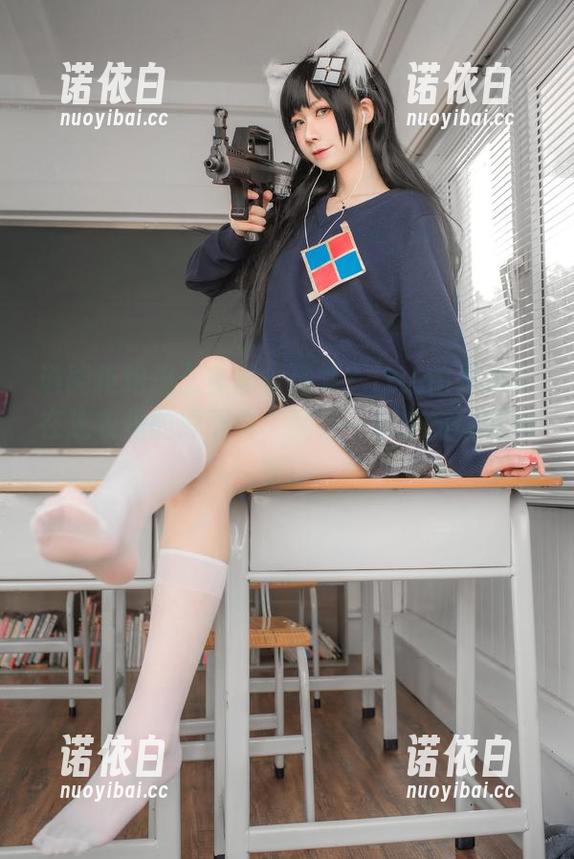 谁能拒绝这么多部位细节？izumi泉桃子在连衣裙的原图中，就是一部未封印的美学。