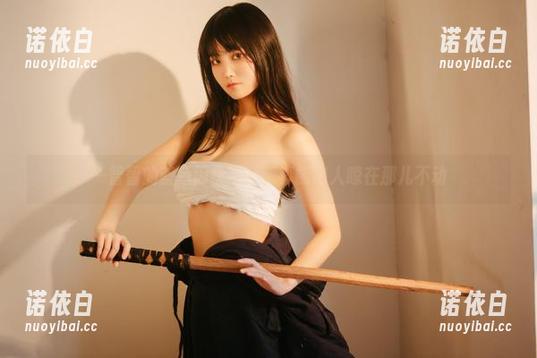 一智智 一智智的蓝色闪粉图片:真能把人晾在那儿不动