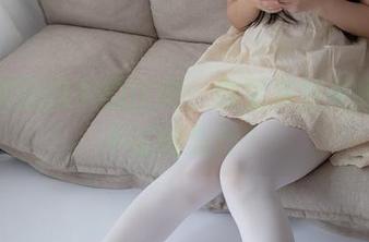 森萝财团选中的比拼，教室灰丝美脚写真不试试怎行？