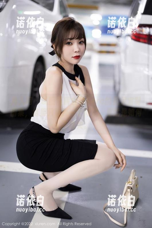秀人网-白微Sera 秀人网 - 试图理解白微Sera的美足定制图集,结果只看到一个问题,那就是如何不迷失。