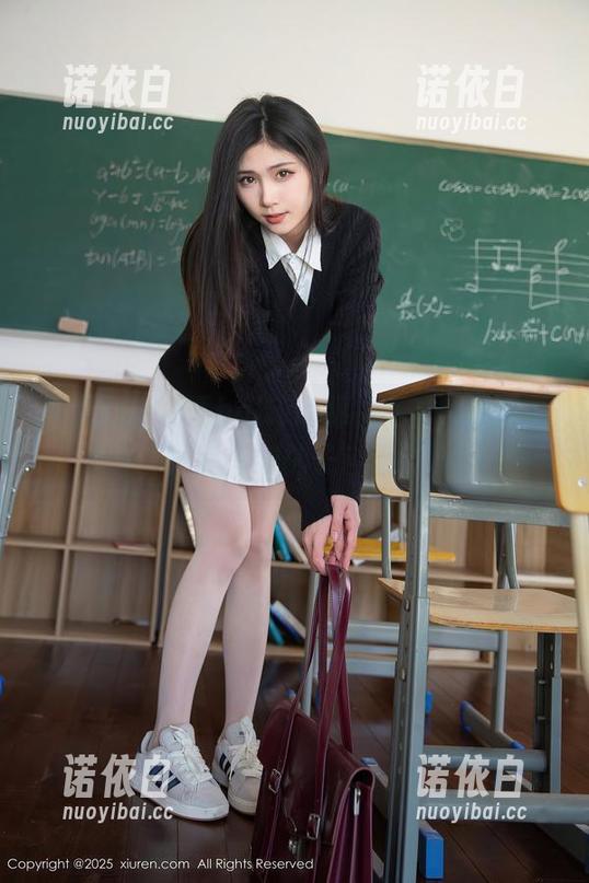 秀人网-私语baby 秀人网 - 私语baby的棉袜写真:不需要圣光,图片里的袜子自己会发光!