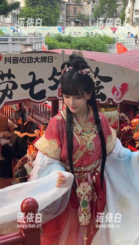 秋山AkI 试试看:秋山AkI的mirror彩云,下载后我竟然觉得它在和我说话。