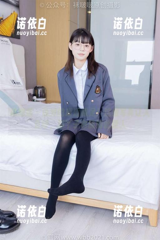 袜啵啵-瑶瑶 袜啵啵 - 说好的瑶瑶裸足!这组写真让人直呼,脚丫子也能如此撩人