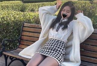 微密圈 - 软妹小九九的泳衣写真：这不是泳池，这是她专属的夏天！