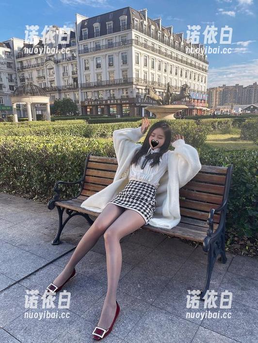 软妹小九九 微密圈 - 软妹小九九的泳衣写真:这不是泳池,这是她专属的夏天!