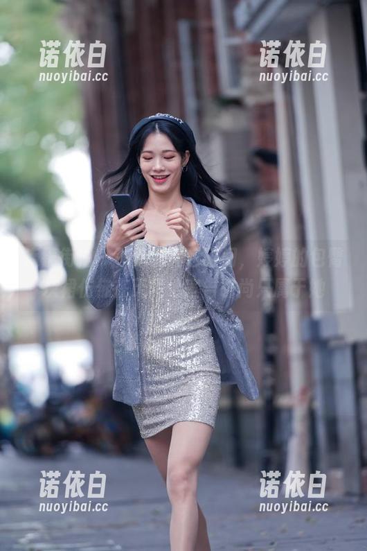 魔镜街拍-婷婷 魔镜街拍 - 午后的图包时间,婷婷的包臀灰裙仿佛在无声地宣告时尚只属于她
